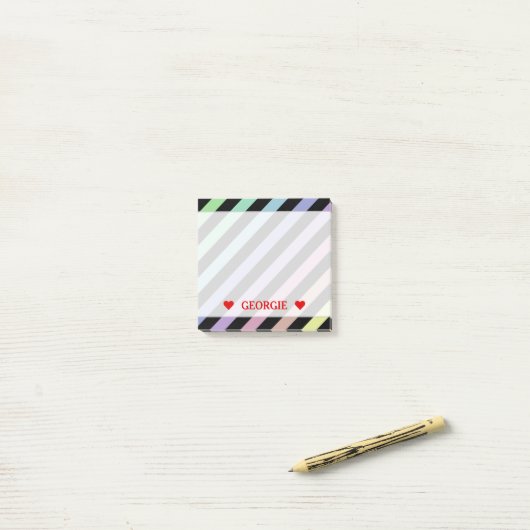 軽いパステルカラー及び黒のストライプパターン及び名前 ポストイット (デスク上)