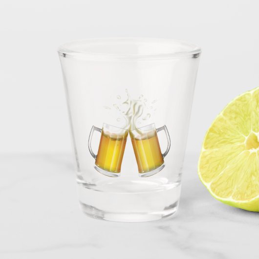 軽いビールを持った2人のマグカップ。ショットガラス ショットグラス (正面)