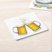 軽いビールを持った2人のマグカップ。 スクエアペーパーコースター (アングル)