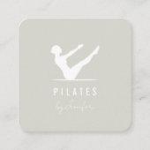 軽いミニマルセージ緑の女性ロゴのピラティス スクエア名刺 (正面)