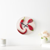 軽い木製の板の上に熱い赤唐辛子 ラウンド壁時計 (ホーム)