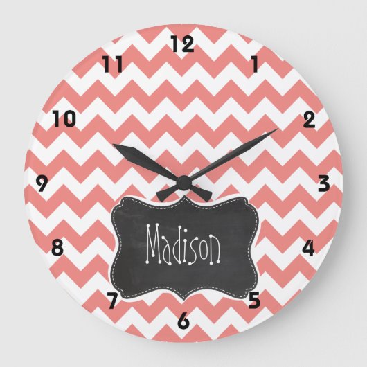 軽い珊瑚のシェブロンは縞で飾ります; 黒板の一見 ラージ壁時計 (正面)