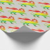 軽い背景のラスタ色のJudahのライオン ラッピングペーパー (角)