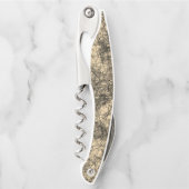 軽く斑点の多いカーキに傷を付ける ソムリエナイフ (正面)