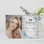 軽エレガントい埃っぽい青いバラ写真50誕生日 招待状 (スタンド正面)