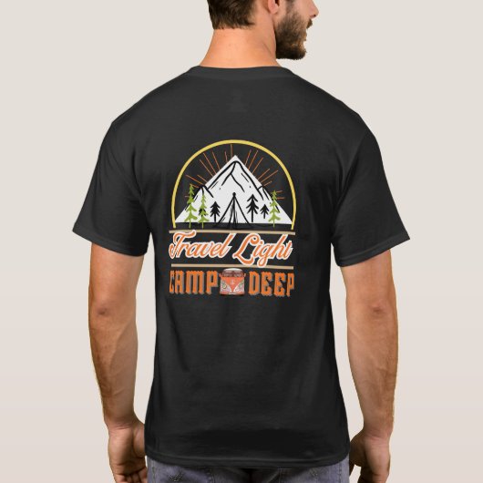 軽量な旅、深いキャンプ | ミニマリストのキャンピングアドベンチャー Tシャツ (裏面)