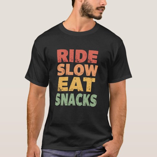 軽食に乗食べる – サイクおもしろいリスト引用文 Tシャツ (正面)