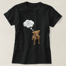 軽食のTシャツのために頼んでいる子犬