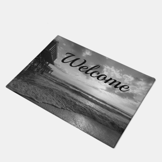 輝かしいビーチ朝のグレースケールへようこそ ドアマット (アングル)
