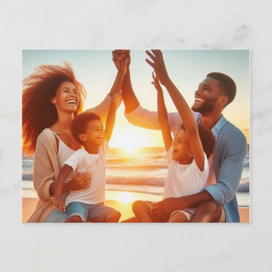 輝かしい夕日の前で幸せな家族 ポストカード (正面)