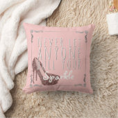 輝きの感動的な引用文|の灰色のピンクの靴 クッション (ブランケット)