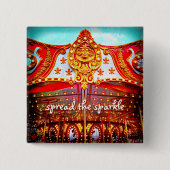 輝きを広げる引用文金ゴールド顔回転木馬写真 缶バッジ (正面)