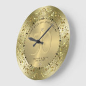 輝くゴールドの渦巻きが円形のフレームに飾られた50周年記念の結婚式 ラージ壁時計 (傾斜)
