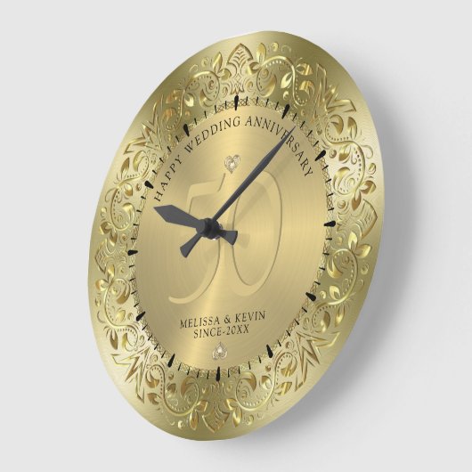 輝くゴールドの渦巻きが円形のフレームに飾られた50周年記念の結婚式 ラージ壁時計 (傾斜)