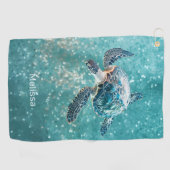 輝くターコイズブルーのウミガメ | 海辺のデザイン ゴルフタオル (横)