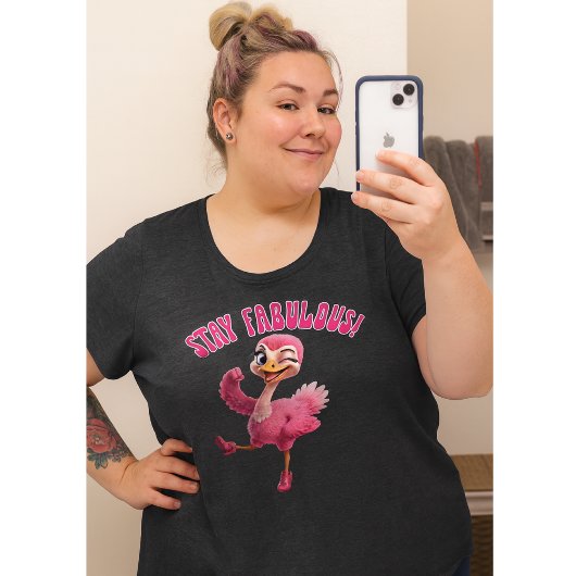 輝くピンクのダチョウ 女性用 プラスサイズTシャツ