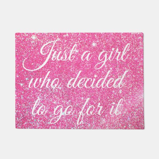 輝くホットピンクのラメ JUST A GIRL WHO DECIDED ドアマット (正面)