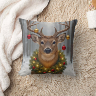 輝くリースを身に着けたクリスマスの牡鹿 クッション