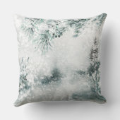 輝く冬の森林、雪の嵐の松の針 クッション (裏面)