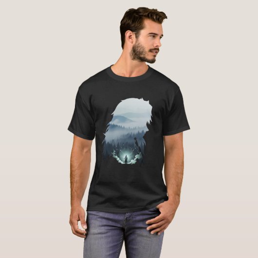 輝く剣のファンタジー山脈シルエット Tシャツ (正面フル)