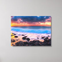 輝く夜明け：威厳のあるビーチでの日の出