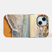 輝く海のビーチ日の出 iPhone 15ケース (裏面横)