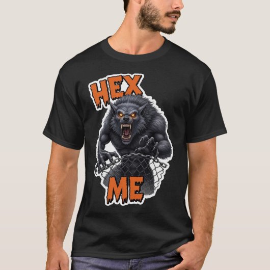 輝く目と鋭い牙を持つ怒れる人狼 Tシャツ (正面)