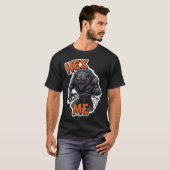 輝く目と鋭い牙を持つ怒れる人狼 Tシャツ (正面フル)