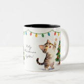 輝く瞳のクリスマスツリーの子猫のギフト ツートーンマグカップ (正面右)