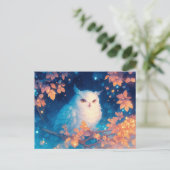 輝く秋の森に佇む壮麗な白いフクロウ ポストカード (スタンド正面)