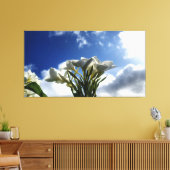 輝く空に向かってプルメリアが咲く キャンバスプリント (インサイチュ (リビング))