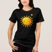 輝く笑顔の太陽 – 女性用ジョイフルTシャツ トライブレンドTシャツ (正面)