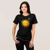 輝く笑顔の太陽 – 女性用ジョイフルTシャツ トライブレンドTシャツ (正面全面)