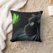 輝く緑の蝶を見つめる黒猫 クッション (ブランケット)