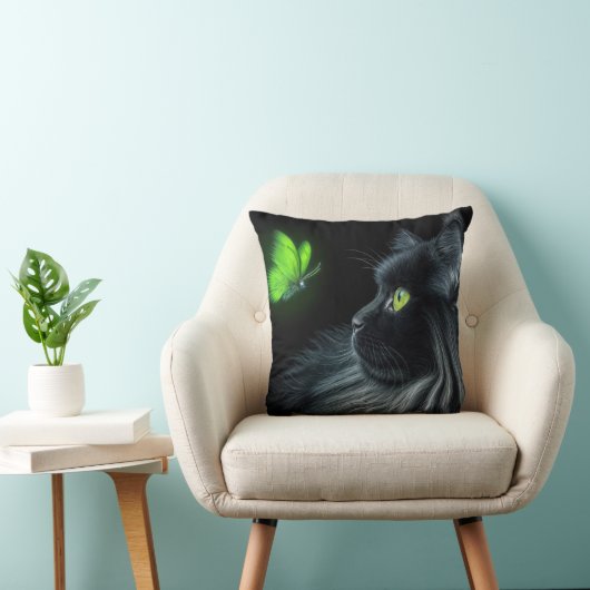 輝く緑の蝶を見つめる黒猫 クッション (椅子)