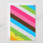 輝く虹色のストライプおむつピン ベビーシャワー 招待状 (裏面)