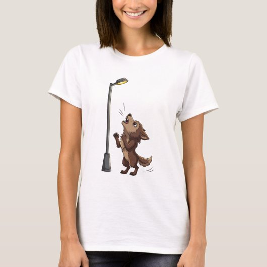 輝く街路に吠えるドラマティックな茶色のオオカミ Tシャツ (正面)