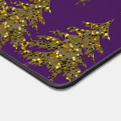 輝く金ゴールドクリスマスツリー、月、紫の星 デスクマット (コーナー)
