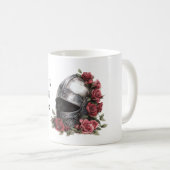 輝く鎧の騎士のヘルメット 赤いバラ コーヒーマグカップ (正面右)