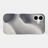 輝く雪の盛り上がり 抽象的な自然 iPhone 16ケース (裏面横)