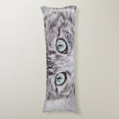 輝く青い目をした、かわいい子ネコ ボディピロー (正面縦)