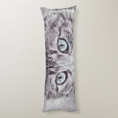 輝く青い目をした、かわいい子ネコ ボディピロー (裏面 (縦))