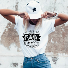 辛抱強おもしろいく母親のTシャツを試着 Tシャツ