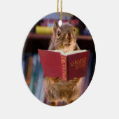 辞書を読んでいる頭が切れるなリス セラミックオーナメント (右)