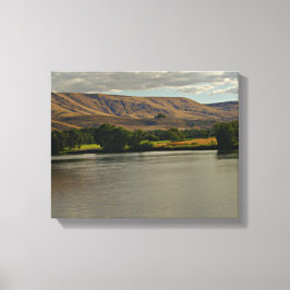 農地で砂漠を流れる美しい川 キャンバスプリント