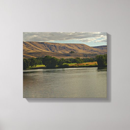 農地で砂漠を流れる美しい川 キャンバスプリント (正面)