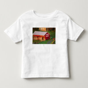 農場での朝の家事。アメリカ、バーモント州 トドラーTシャツ