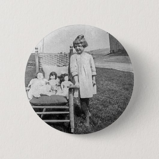 農場で働く女性および彼女の人形の友人のヴィンテージ 缶バッジ (正面)