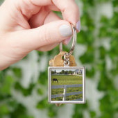 農場で牧草を食べている馬 キーホルダー (手)