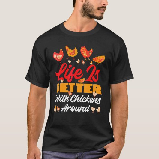 農場と納屋の周りのニワトリ Tシャツ (正面)